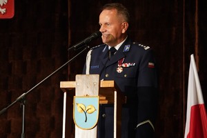 na zdjęciu widać przemawiającego policjanta