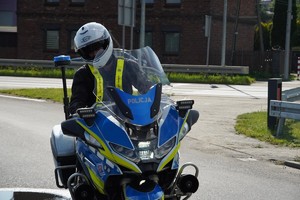 na zdjęciu widać policjanta na motocyklu