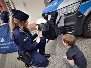 na zdjęciu widać policjantkę i dziecko