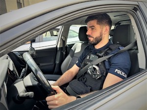 na zdjęciu widać policjanta w radiowozie