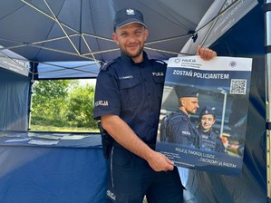 na zdjęciu widać policjanta trzymającego plakat