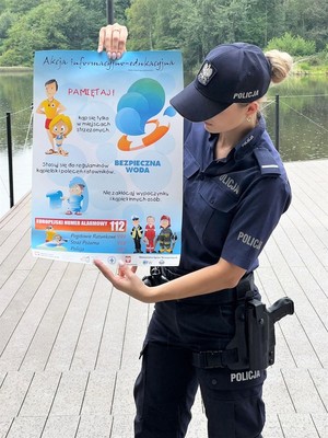 na zdjeciu widać policjantkę trzymająca plakat