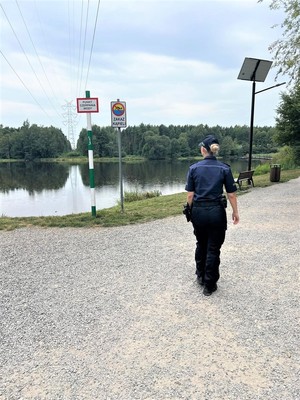 na zdjeciu widać policjantkę i staw