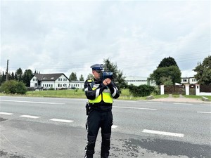 na zdjeciu widać policjanta przy drodze