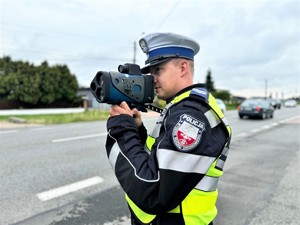 na zdjeciu widać policjanta