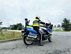 na zdjeciu widać policjantów na motocyklach