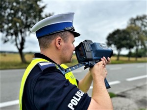 na zdjeciu widać policjanta