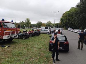 Zdjęcie kolorowe. Na zdjęciu widać policjantów, strażaków