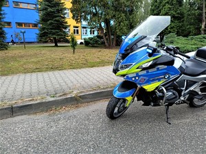 na zdjeciu widać policyjny motocykl