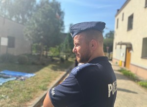 na zdjeciu widać policjanta