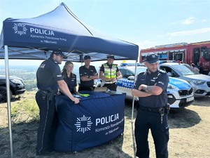 na zdjeciu widać policjantów