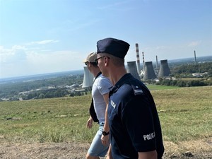 na zdjeciu widać policjanta i mężczyznę