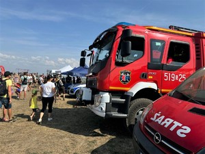 na zdjeciu widać wozy strażackie i radiowóz