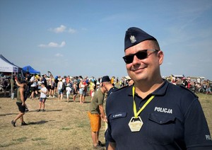 na zdjeciu widać policjanta