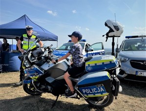 na zdjęciu widać chłopca na policyjnym motocyklu