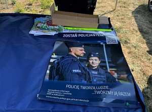 na zdjeciu widać plakat zostań policjantem