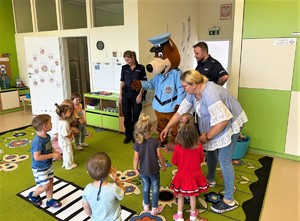 na zdjeciu widać policjantów i dzieci