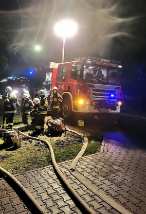 na zdjeciu widać strażaków i wóz strażacki