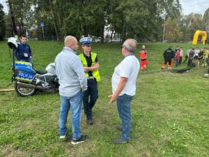 na zdjeciu widać policjantkę i dwóch mężczyzn