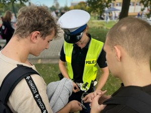 na zdjeciu widać policjantkę i dwóch uczniów