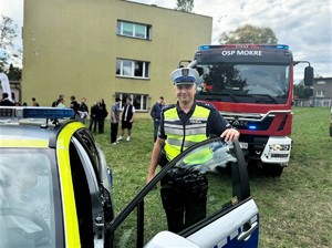 na zdjeciu widać policjanta i radiowóz