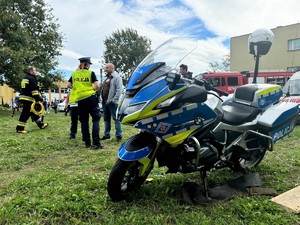 na zdjeciu widać policyjny motocykl