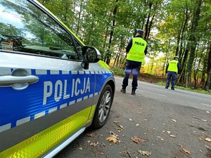 na zdjeciu widać policjantów i radiowóz