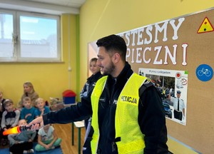 na zdjeciu widać dzieci i policjanta