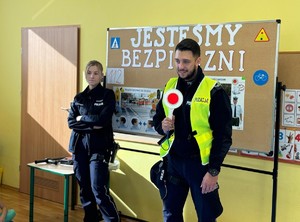 na zdjeciu widać policjantów