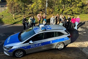 na zdjeciu widać radiowóz i dzieci