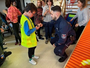 na zdjęciu widać policjanta i dziecko