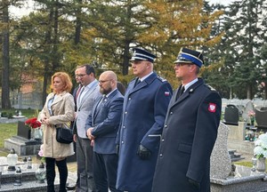 na zdjeciu widać mundurowych oraz cywili na cmentarzu