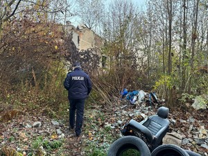 na zdjęciu widać policjanta przed budynkiem