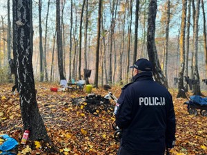 na zdjęciu widać policjanta w lesie