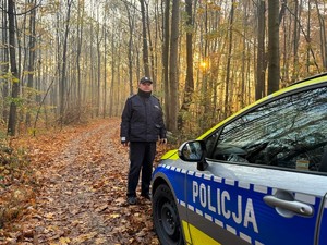 na zdjęciu widać policjanta przy radiowozie