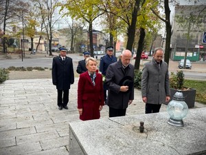 na zdjeciu widać mundurowych i osoby przed pomnikiem