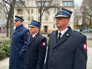 na zdjeciu widać mundurowych