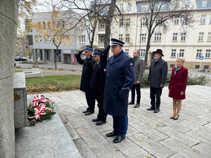 na zdjeciu widać mundurowych i osoby przed pomnikiem