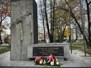 na zdjeciu widać pomnik