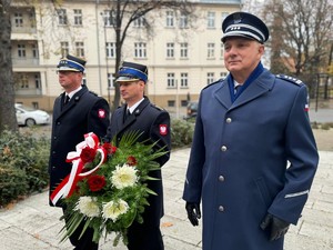 na zdjeciu widać mundurowych z wieńcem