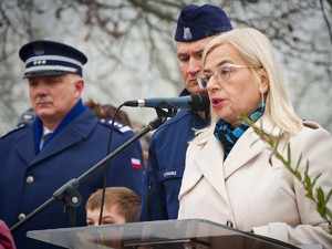 na zdjeciu widać kobietę i policjantów