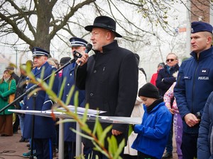 na zdjęciu widać mężczyznę i policjantów