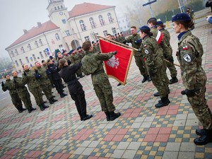 na zdjeciu widać uczniów klasy mundurowej