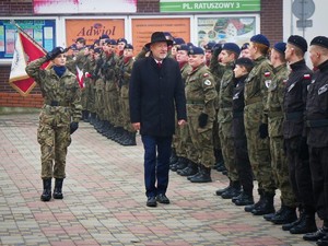 na zdjeciu widać uczniów klasy mundurowej