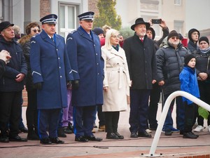 na zdjeciu widać policjantów i uczestników ceremoni