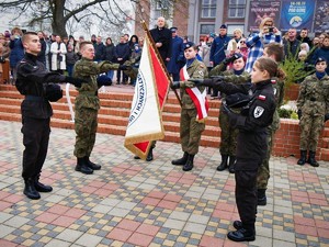 na zdjeciu widać uczniów klasy mundurowej