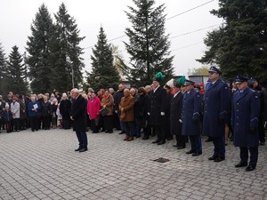 na zdjeciu widać policjantów i uczestników ceremonii