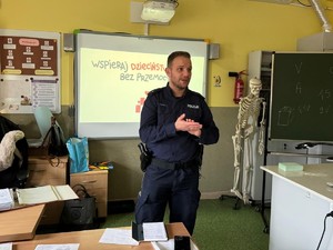 na zdjeciu widać policjanta w klasie