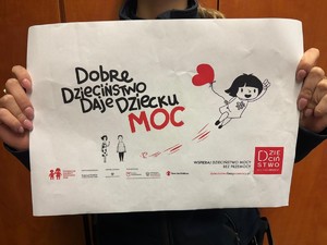 na zdjeciu widać plakat dobre dzieciństwo daje dziecku moc