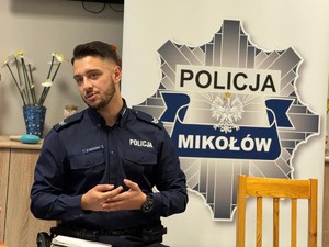 na zdjeciu widać policjanta